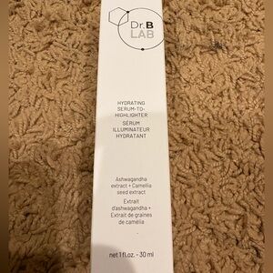 Hydrating Serum-to-Highlighter - White